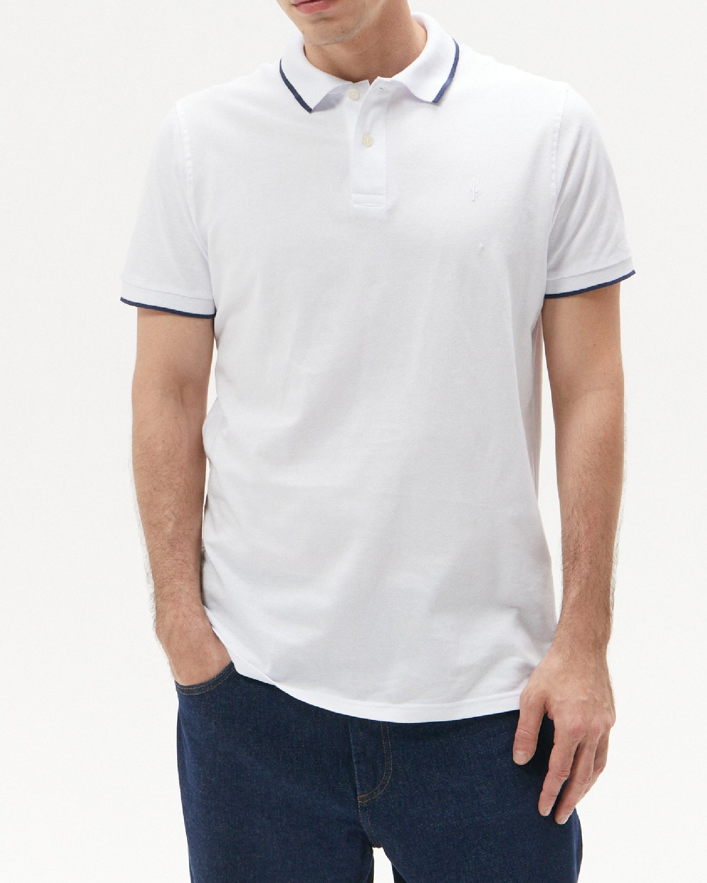 Camiseta modelo con cuello